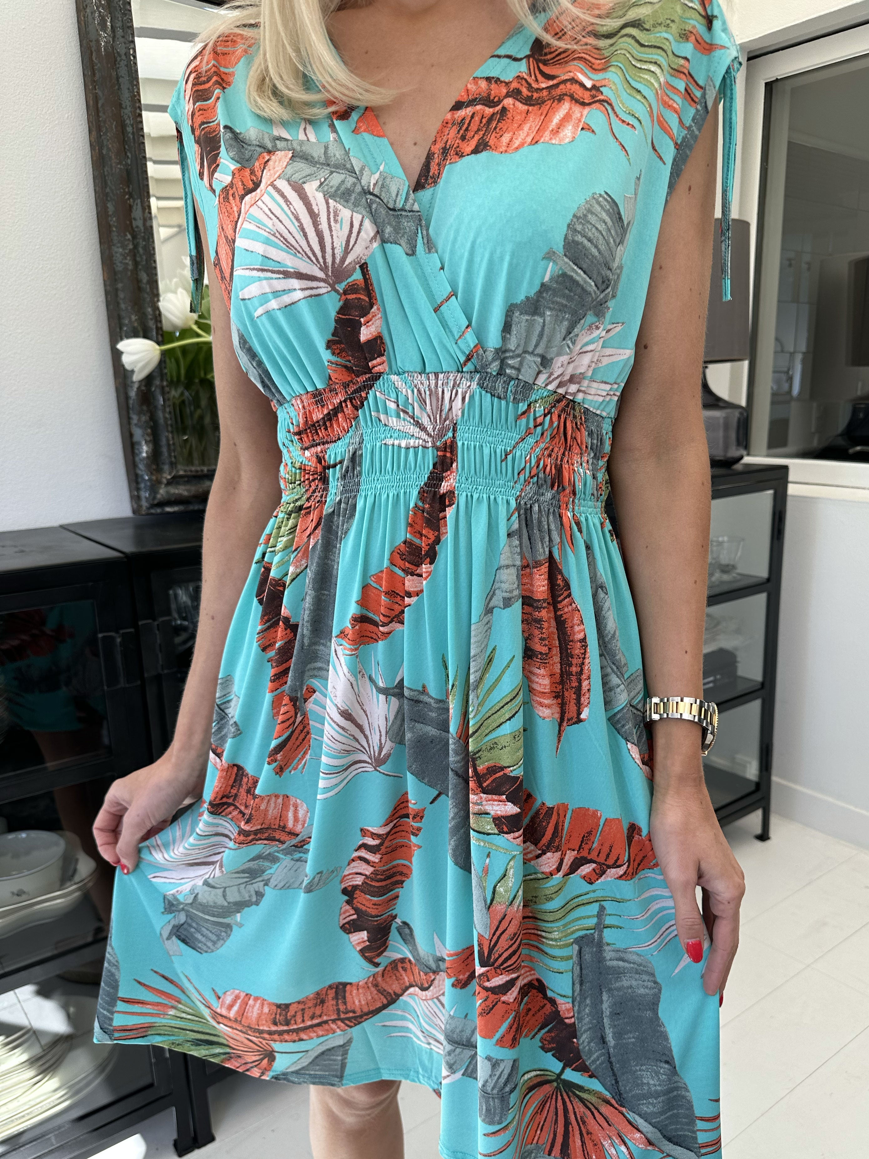 Pams Feather Short - Kort elastisk kjole i krølfrit stof